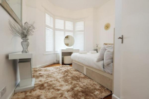 Spacious Pontcanna Apartment, Driveway Parking & 10 min to City Centre